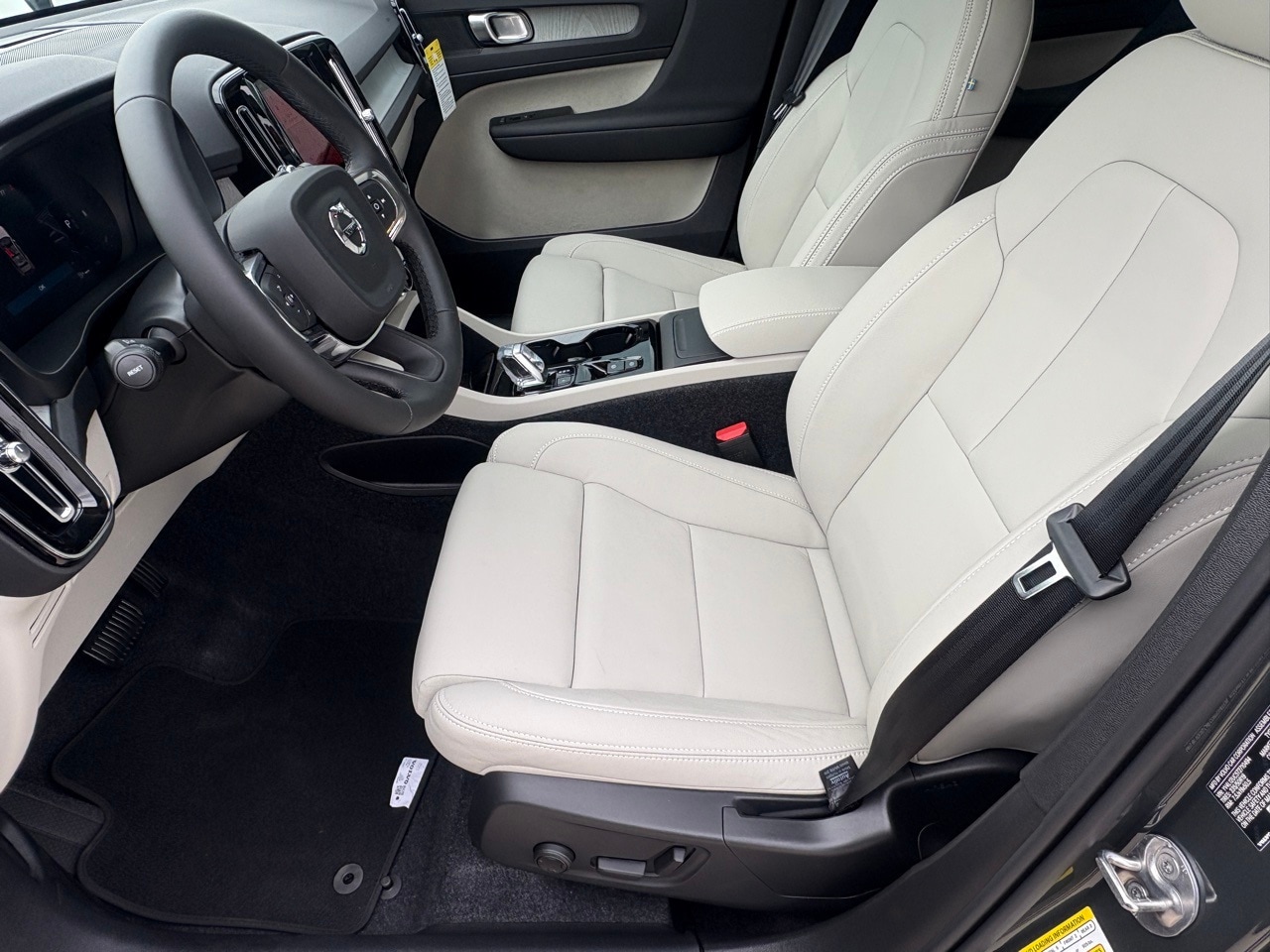 2026 Volvo XC40 Plus - Photo 18