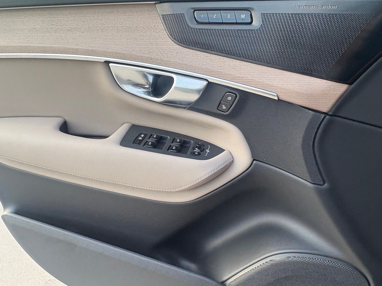 2026 Volvo XC90 Plus - Photo 16