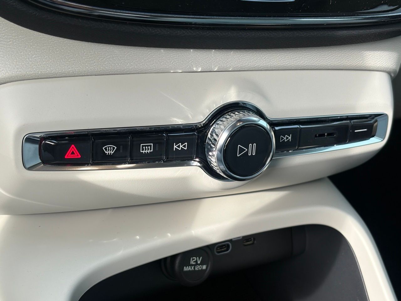 2026 Volvo XC40 Plus - Photo 14