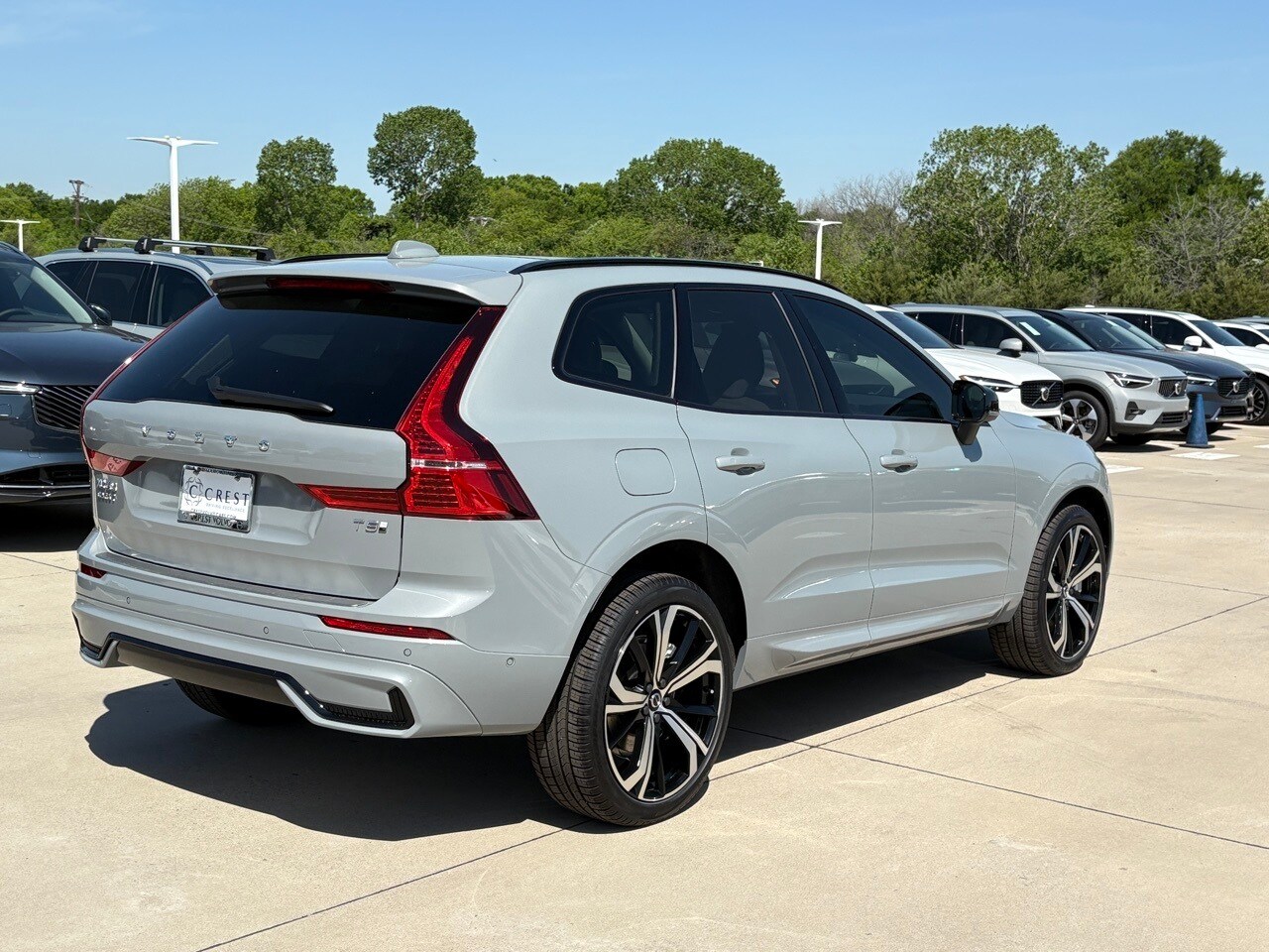 2025 Volvo XC60 Hybrid T8 photo 4