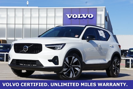 2025 Volvo XC40 B5 Plus Dark Theme SUV