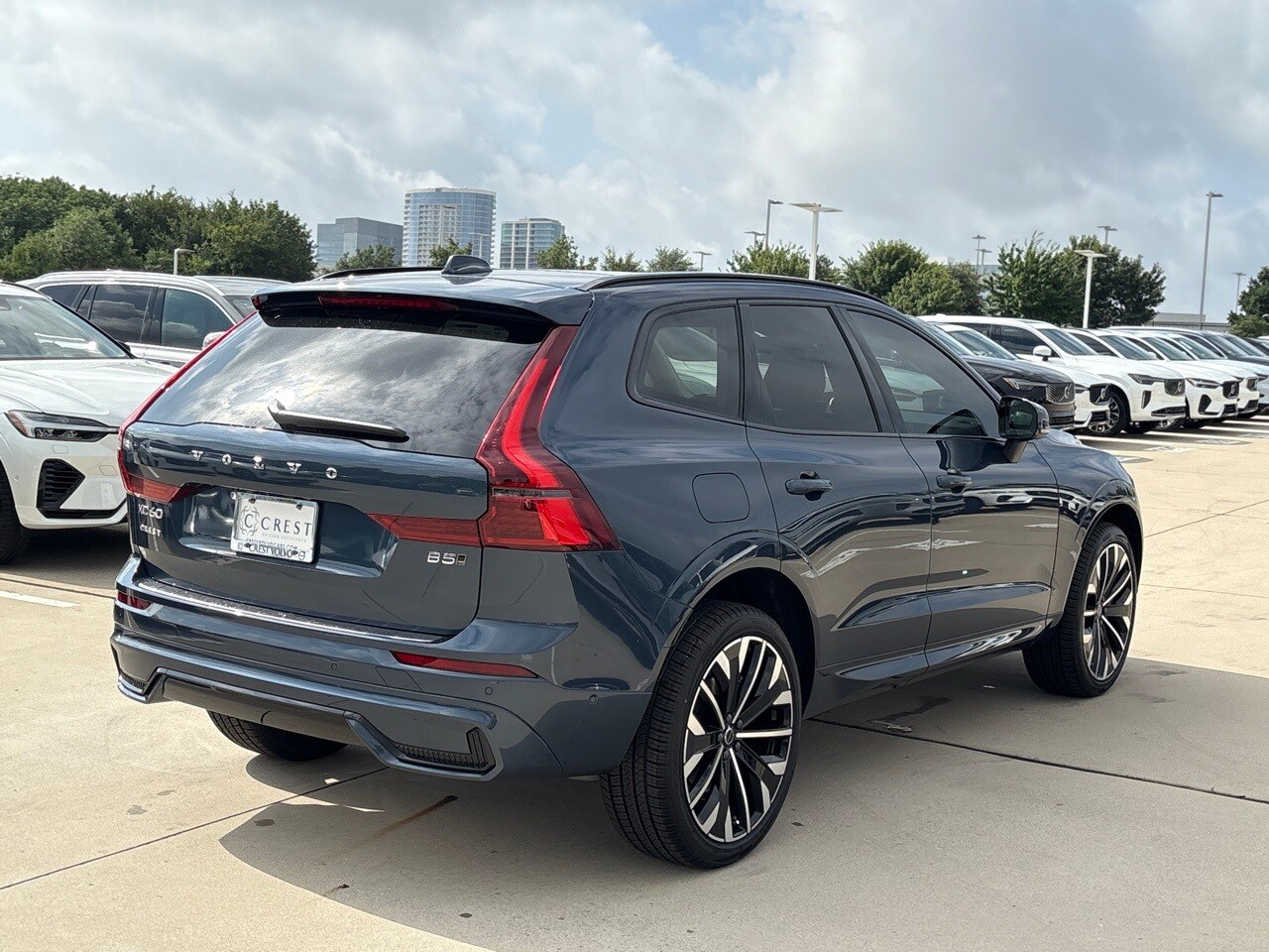 2026 Volvo XC60 B5 photo 4