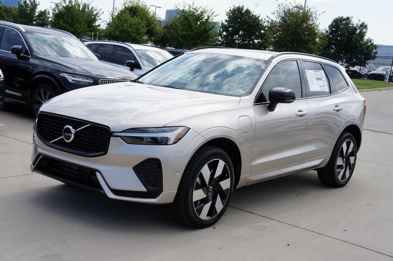 2025 Volvo XC60 Hybrid T8 Plus photo 2