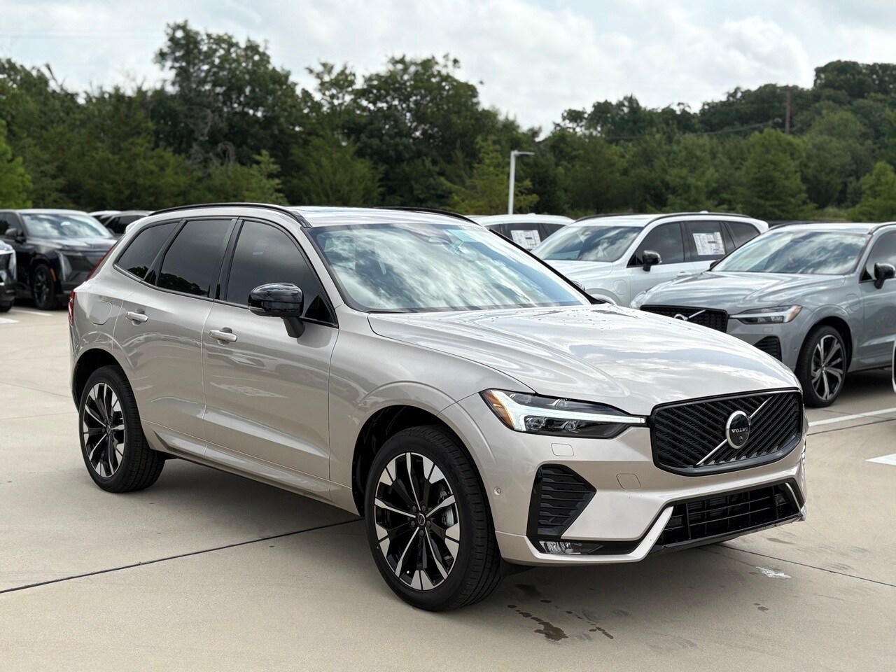 2026 Volvo XC60 B5 Plus photo 3