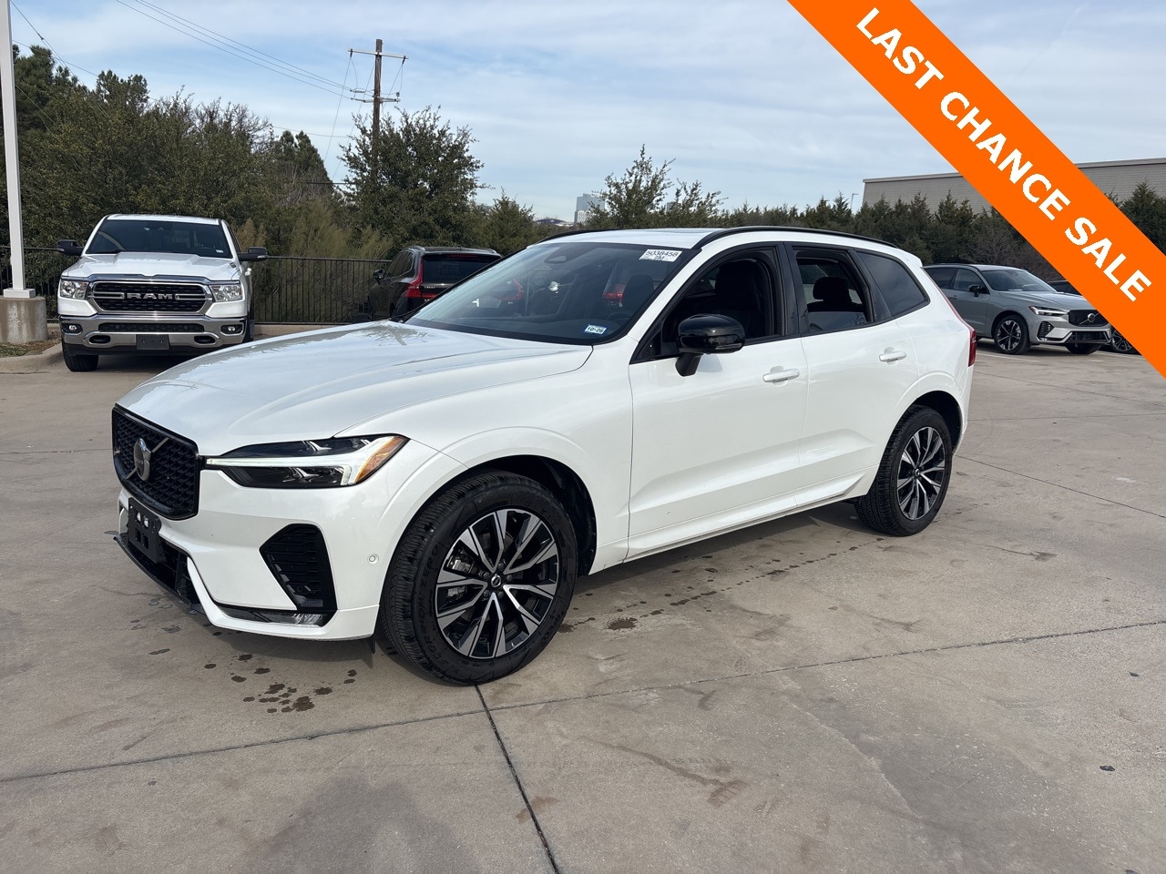 2025 Volvo XC60 Plus's photo