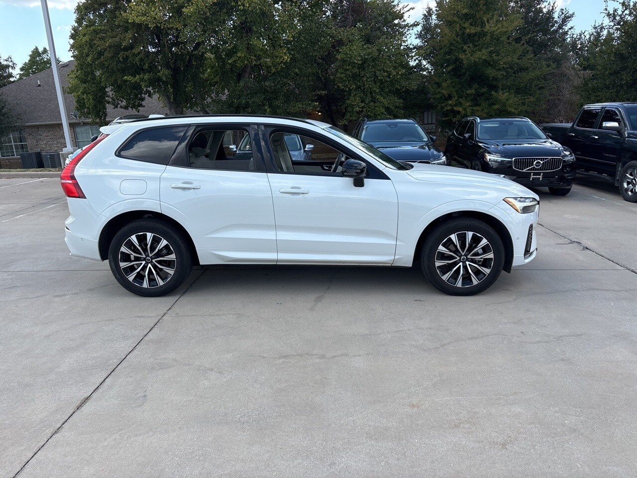 2023 Volvo XC60 B5 Plus photo 4