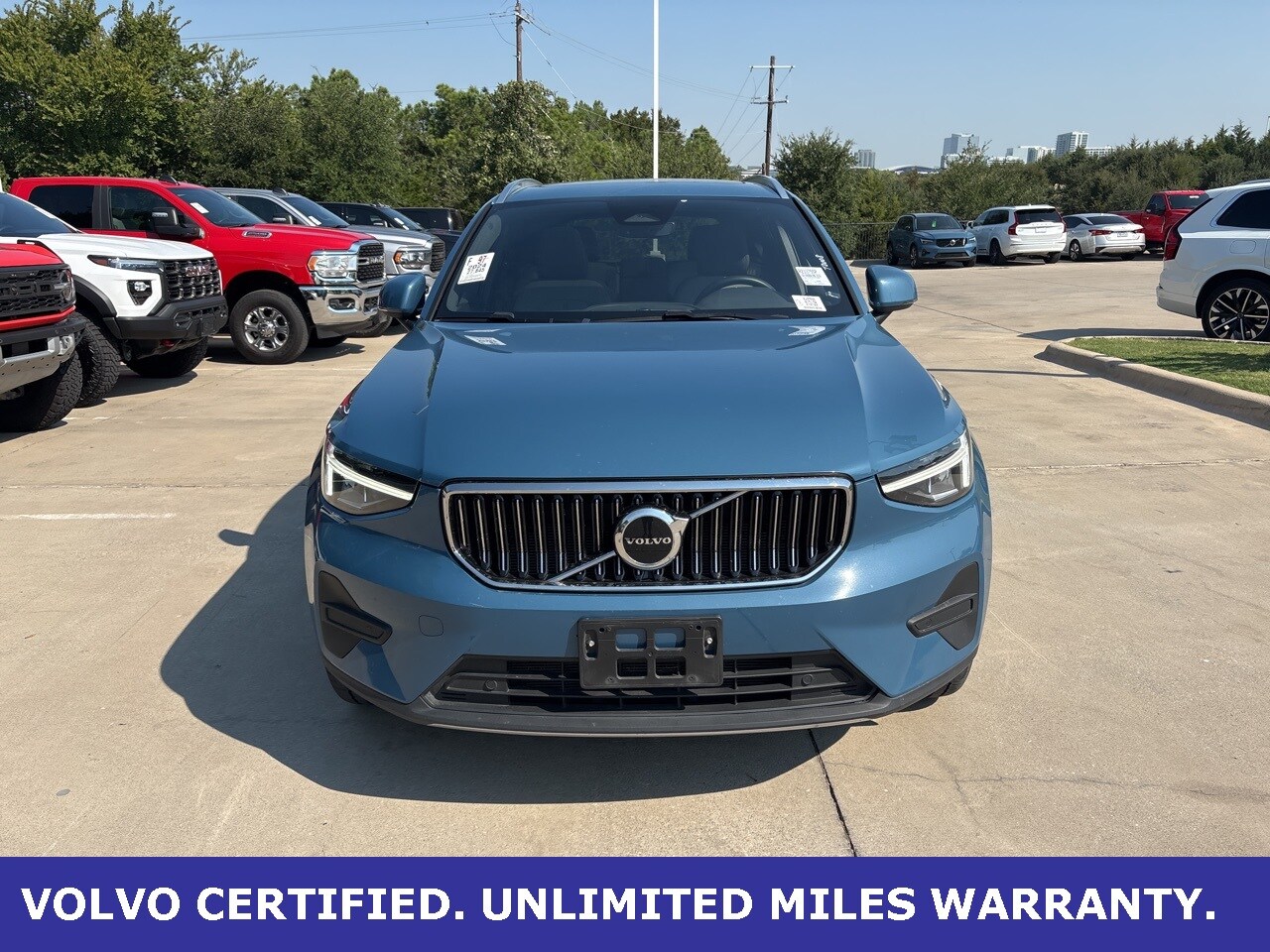 2024 Volvo XC40 AWD photo 2