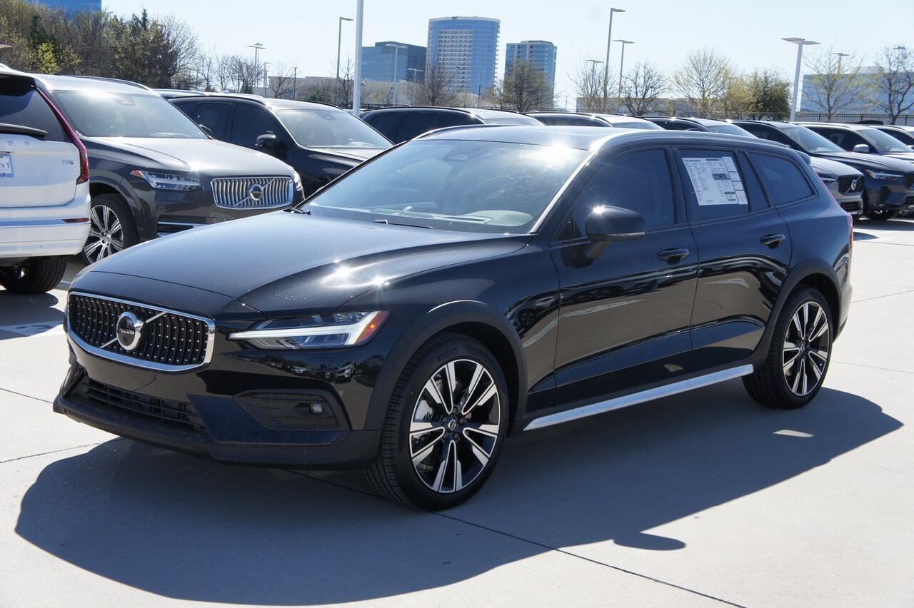2025 Volvo V60 Cross Country B5 photo 2