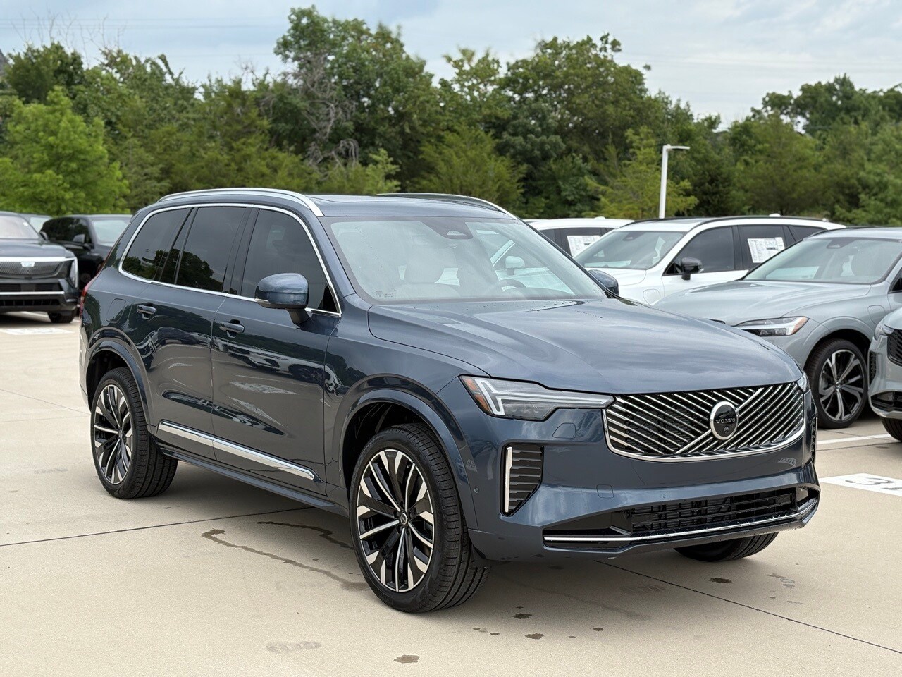 2026 Volvo XC90 B5 Plus photo 4