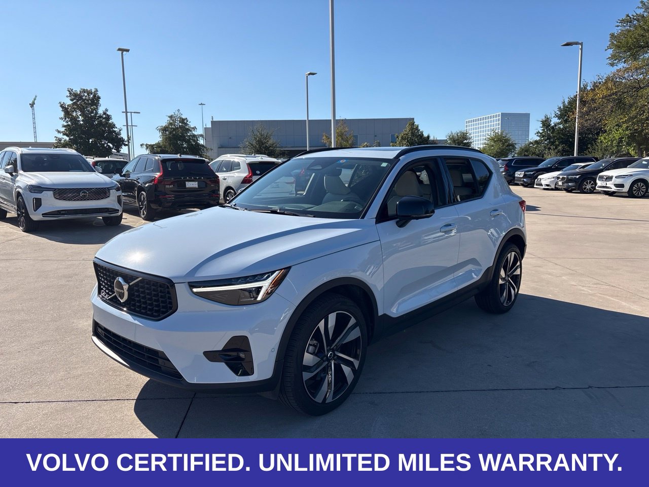 2024 Volvo XC40 B5 Plus Dark Theme SUV