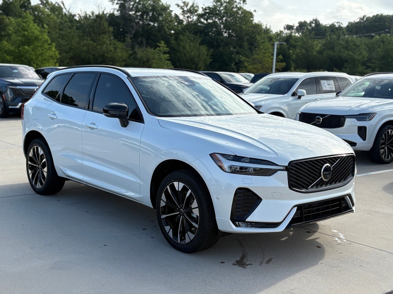 2026 Volvo XC60 B5 Plus photo 3