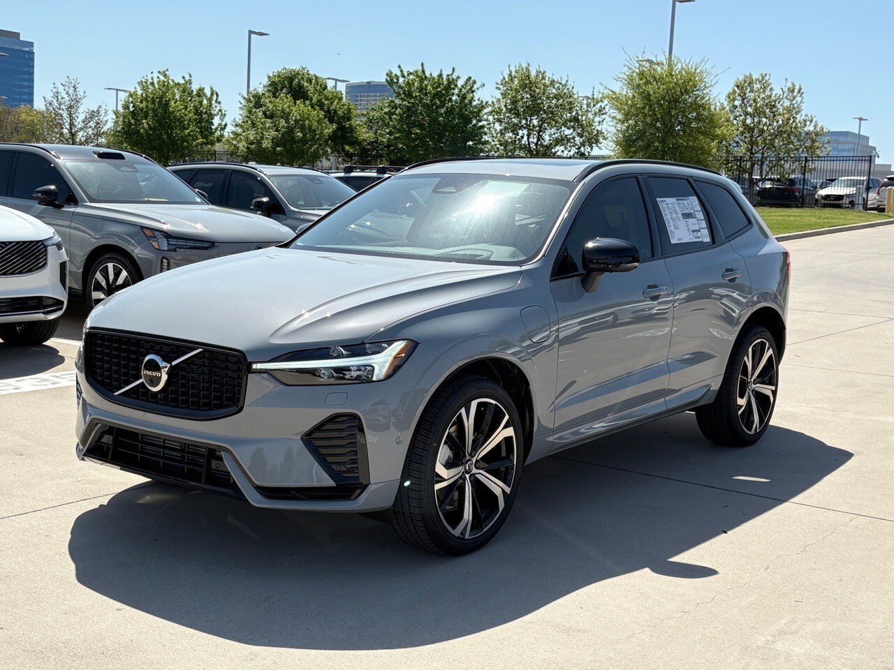 2025 Volvo XC60 Hybrid T8 photo 2