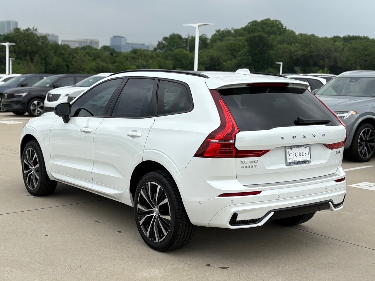 2025 Volvo XC60 B5 Plus photo 4