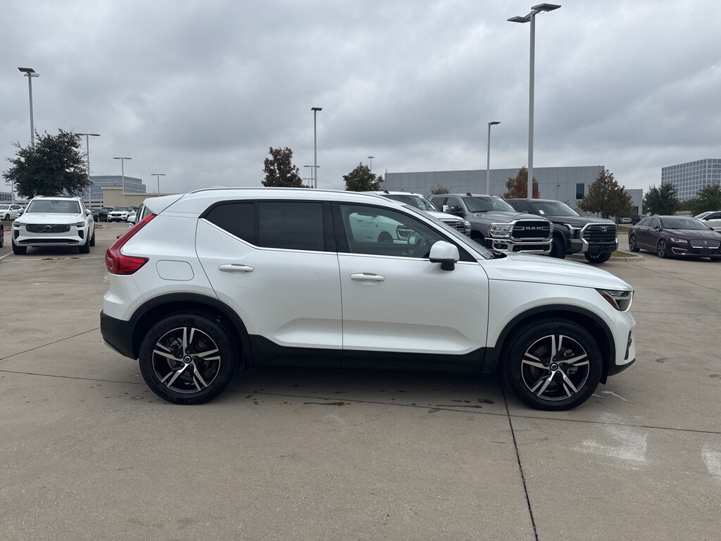 Certified 2025 Volvo XC40 B5 AWD SUV