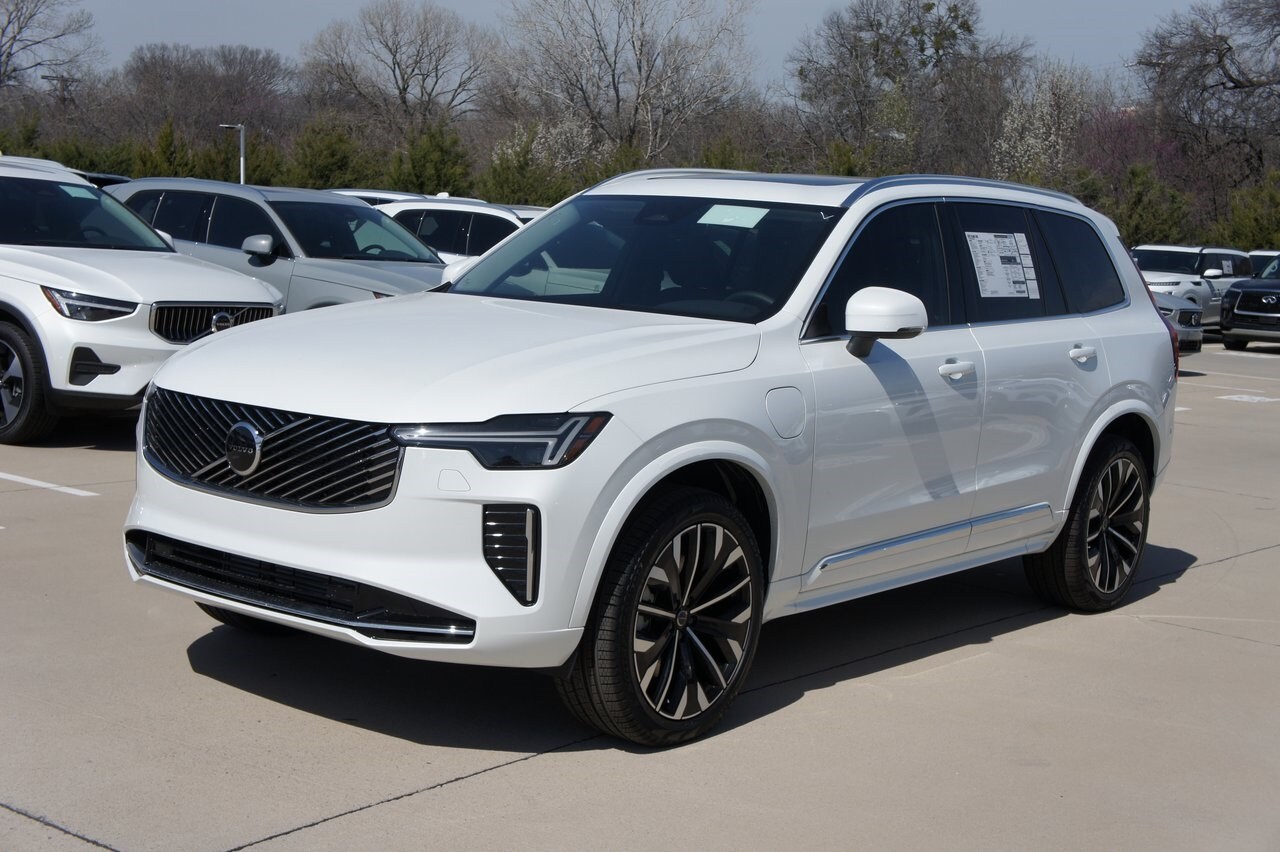 2025 Volvo XC90 T8 Core photo 2