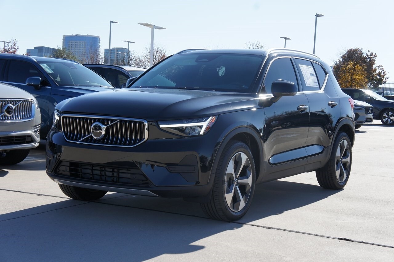 2025 Volvo XC40 Core photo 2
