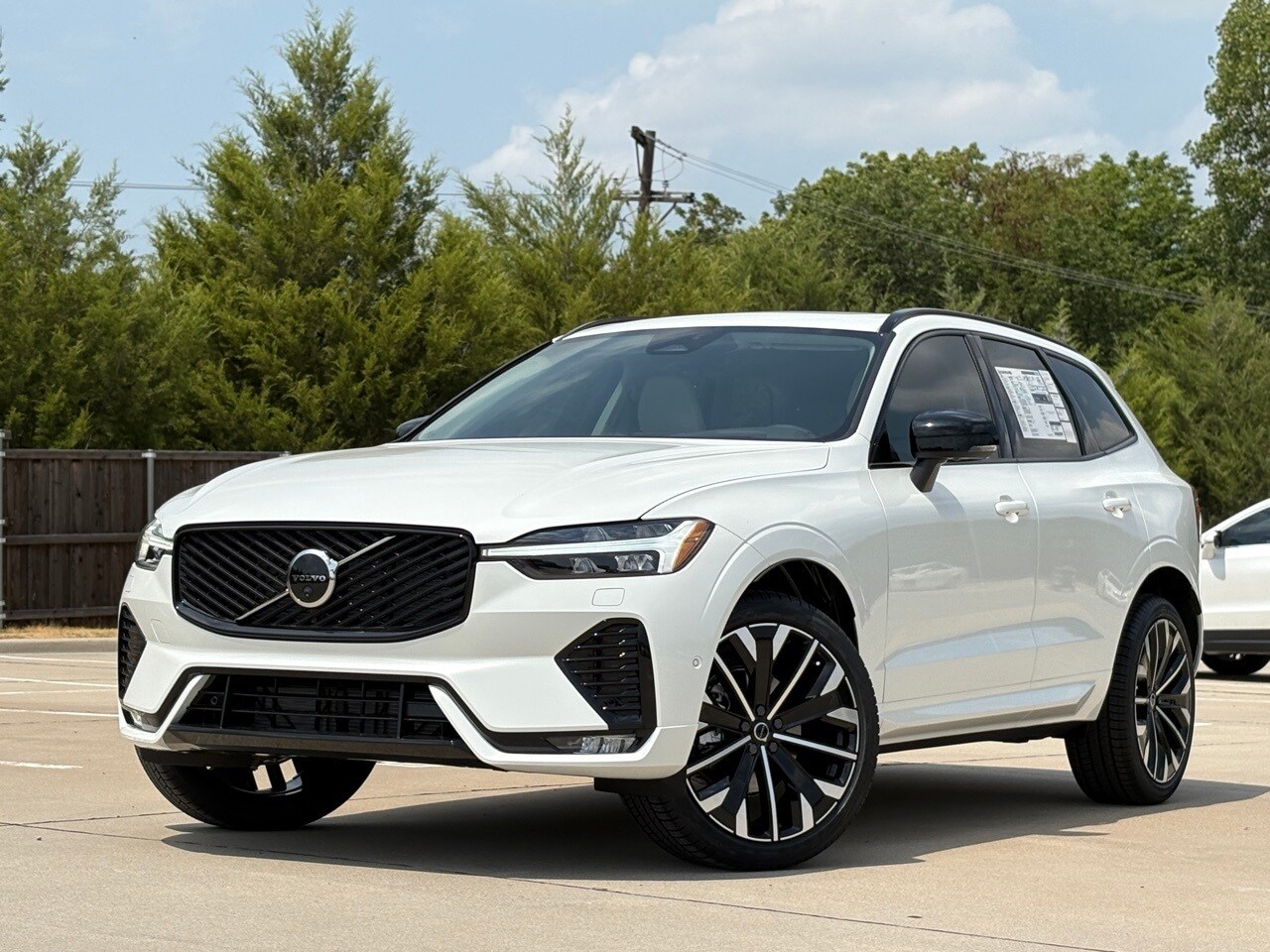 2026 Volvo XC60 B5 photo 2