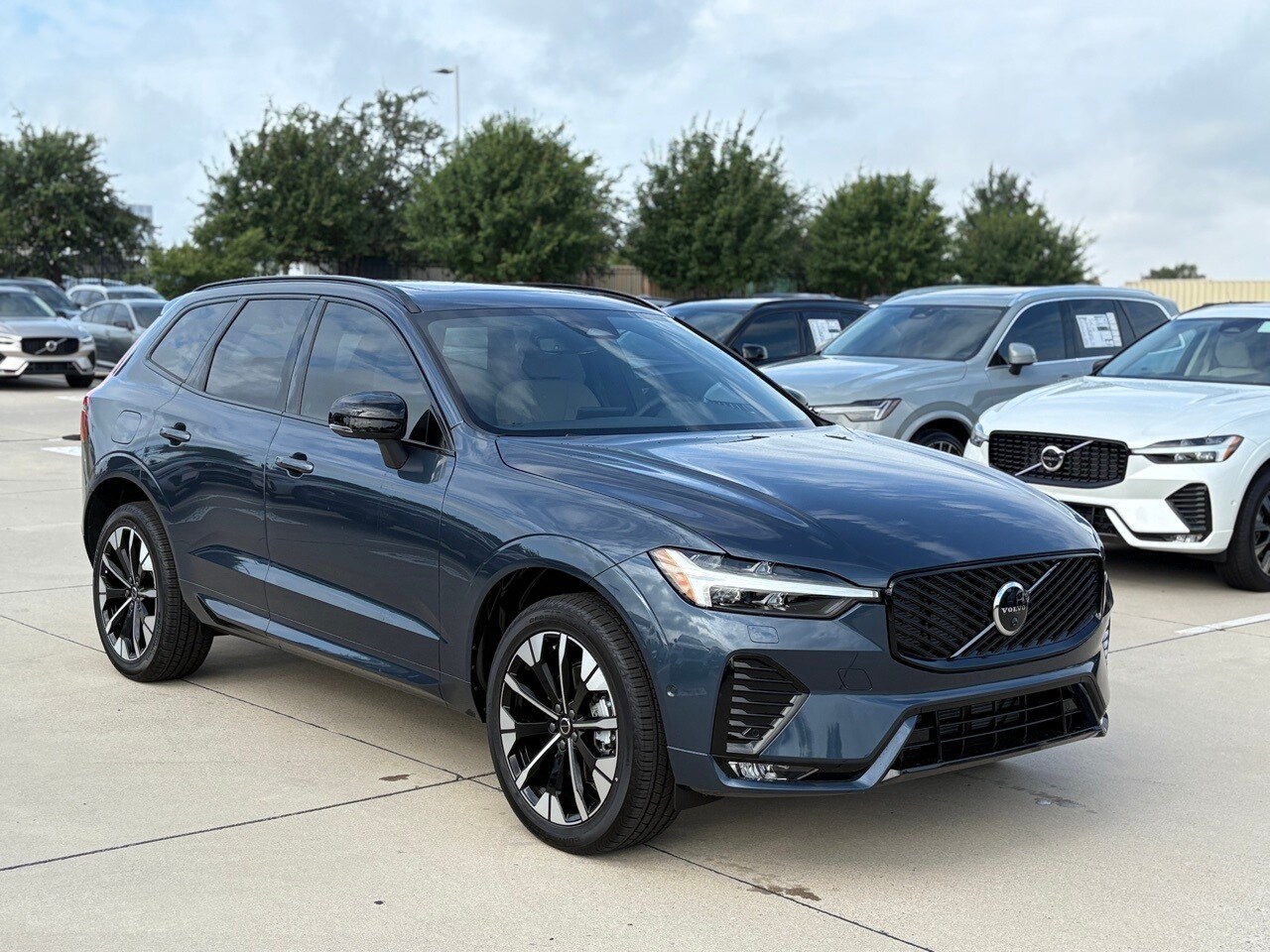 2026 Volvo XC60 B5 Plus photo 3