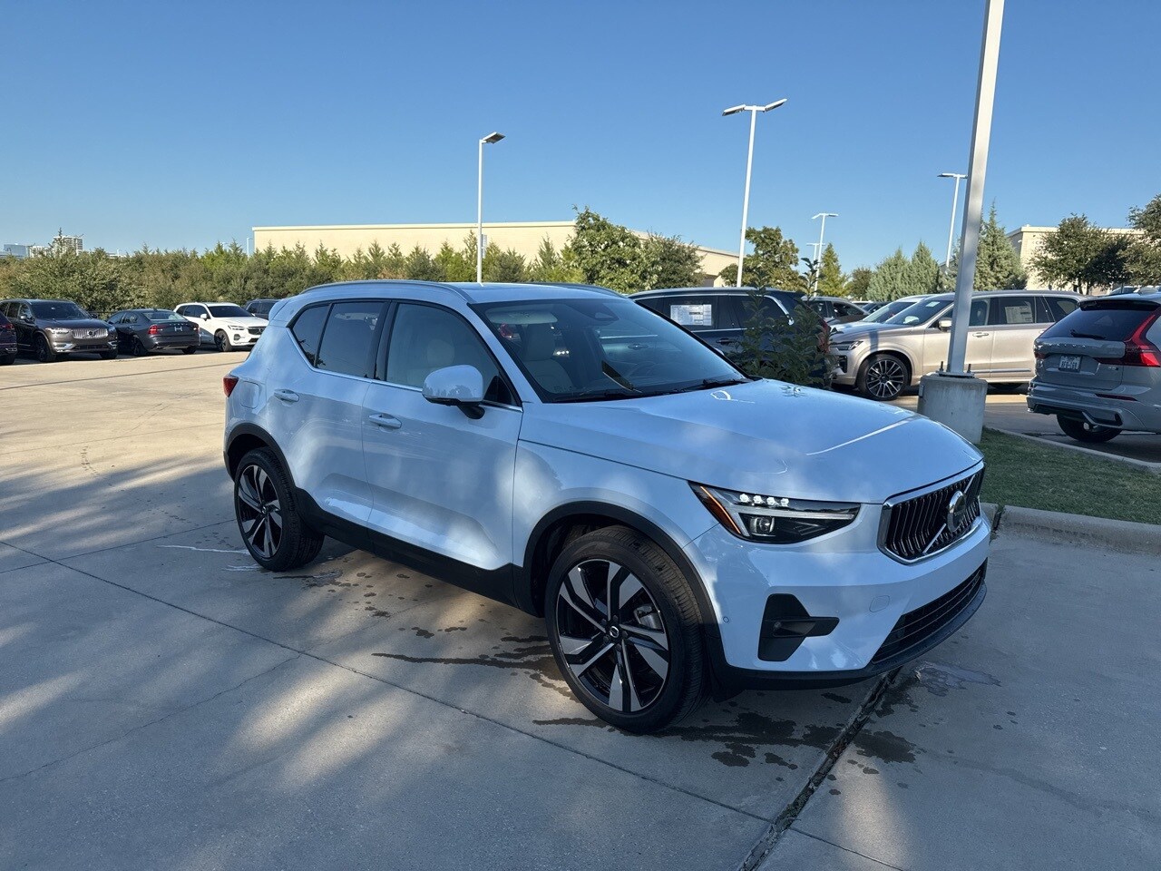 2024 Volvo XC40 Plus photo 3