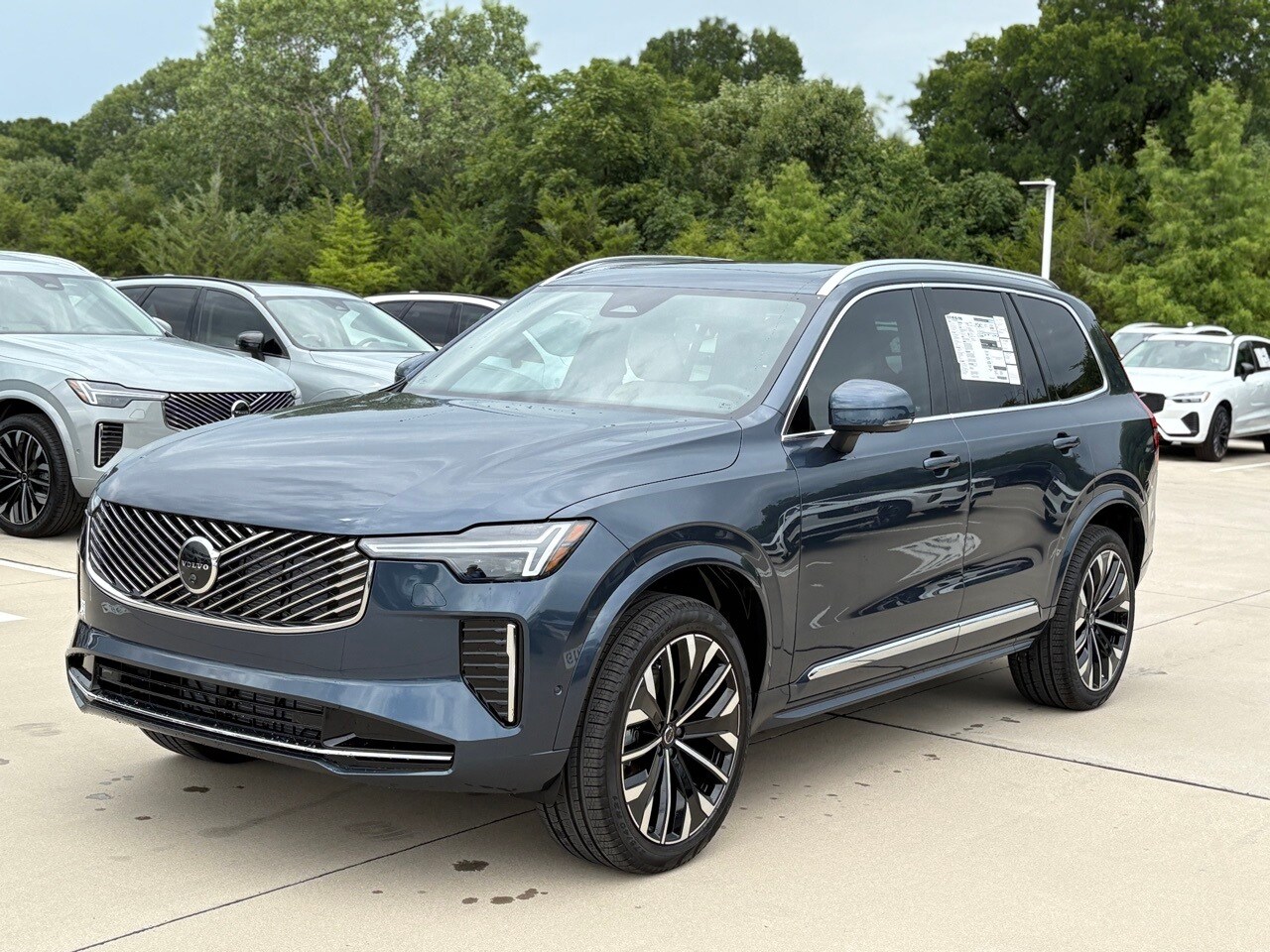 2026 Volvo XC90 B5 Plus photo 3