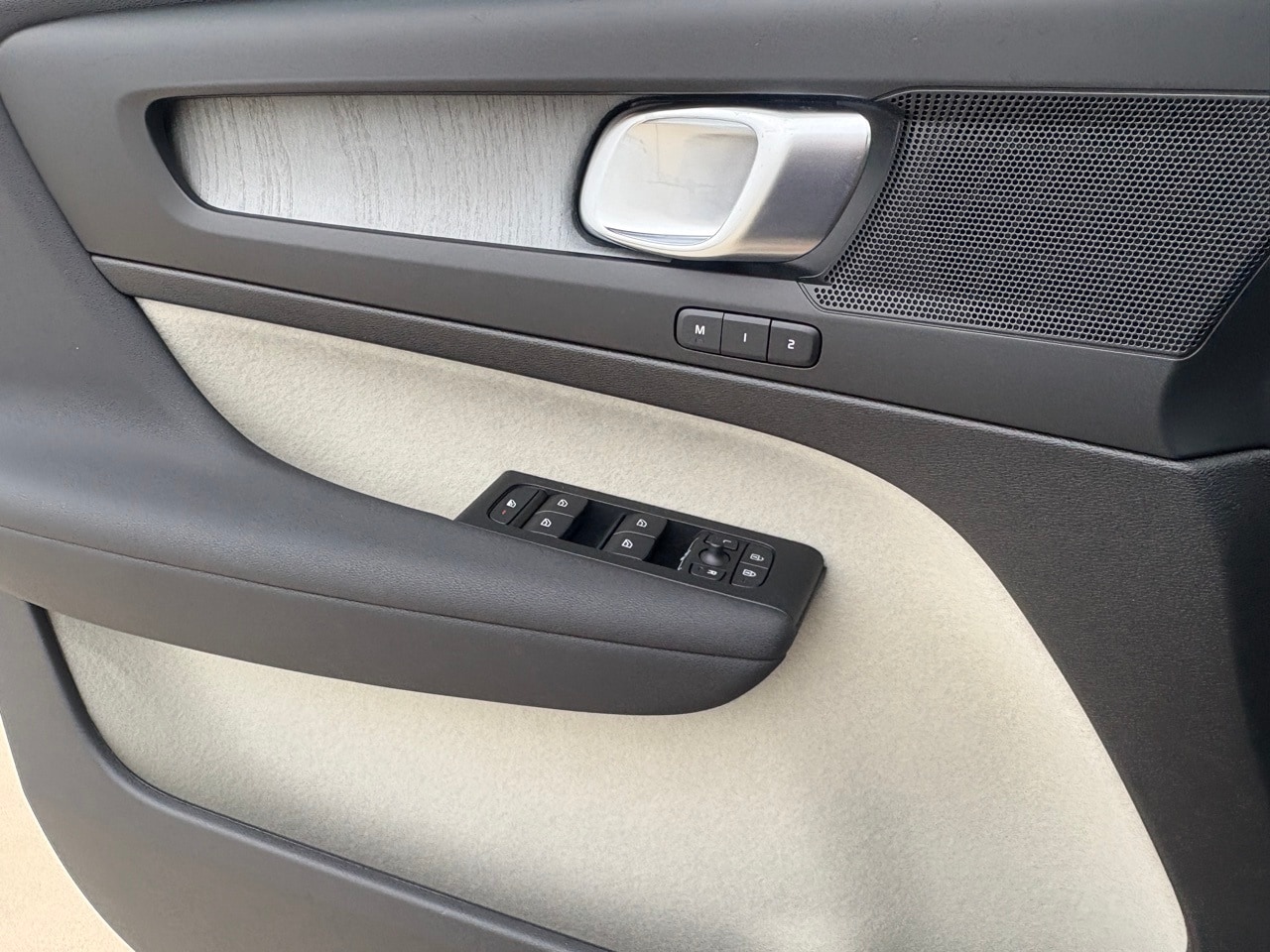 2026 Volvo XC40 Plus - Photo 17