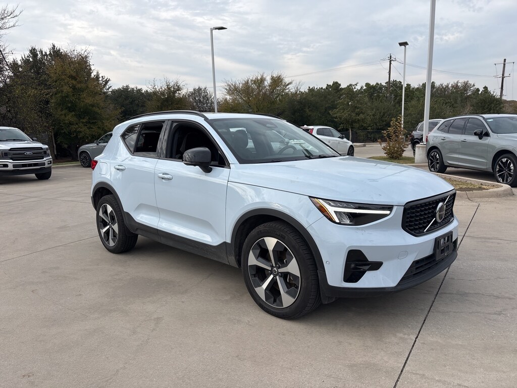 Certified 2025 Volvo XC40 B5 Plus Dark Theme SUV