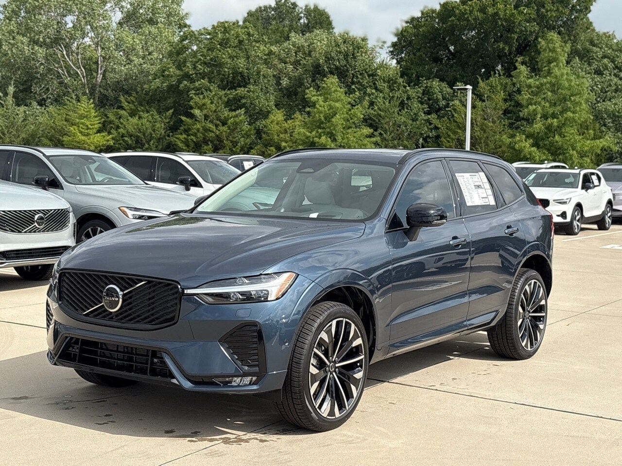 2026 Volvo XC60 B5 photo 2