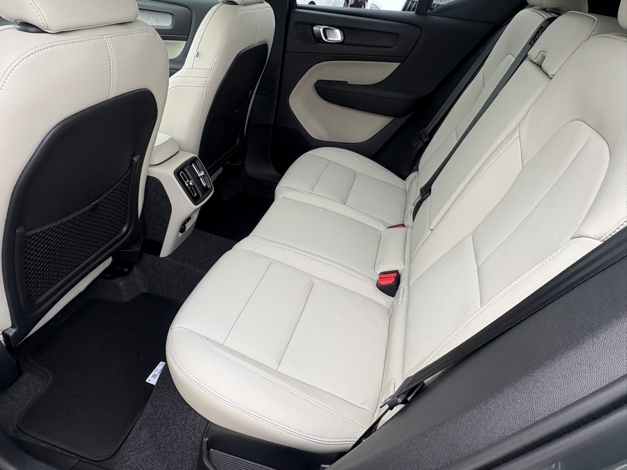 2026 Volvo XC40 Plus - Photo 21