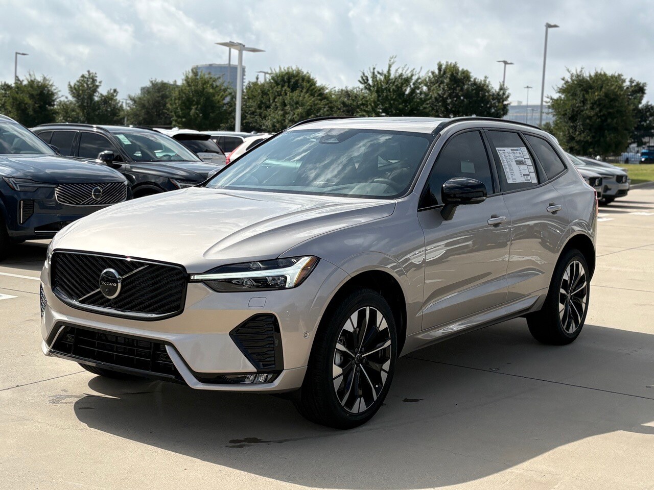 2026 Volvo XC60 B5 Plus photo 2