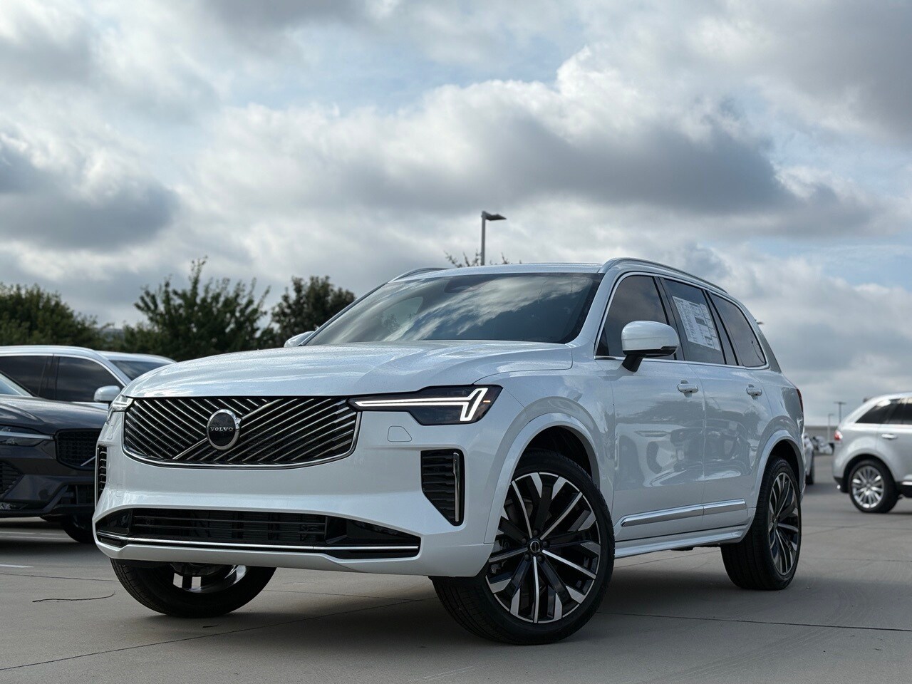 2026 Volvo XC90 B5 Core photo 2