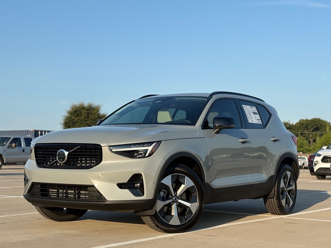 2026 Volvo XC40 Plus photo 2