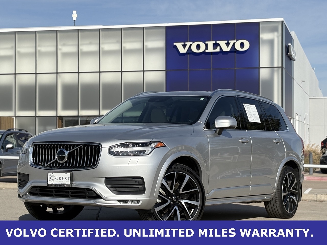 2022 Volvo XC90 Momentum's photo