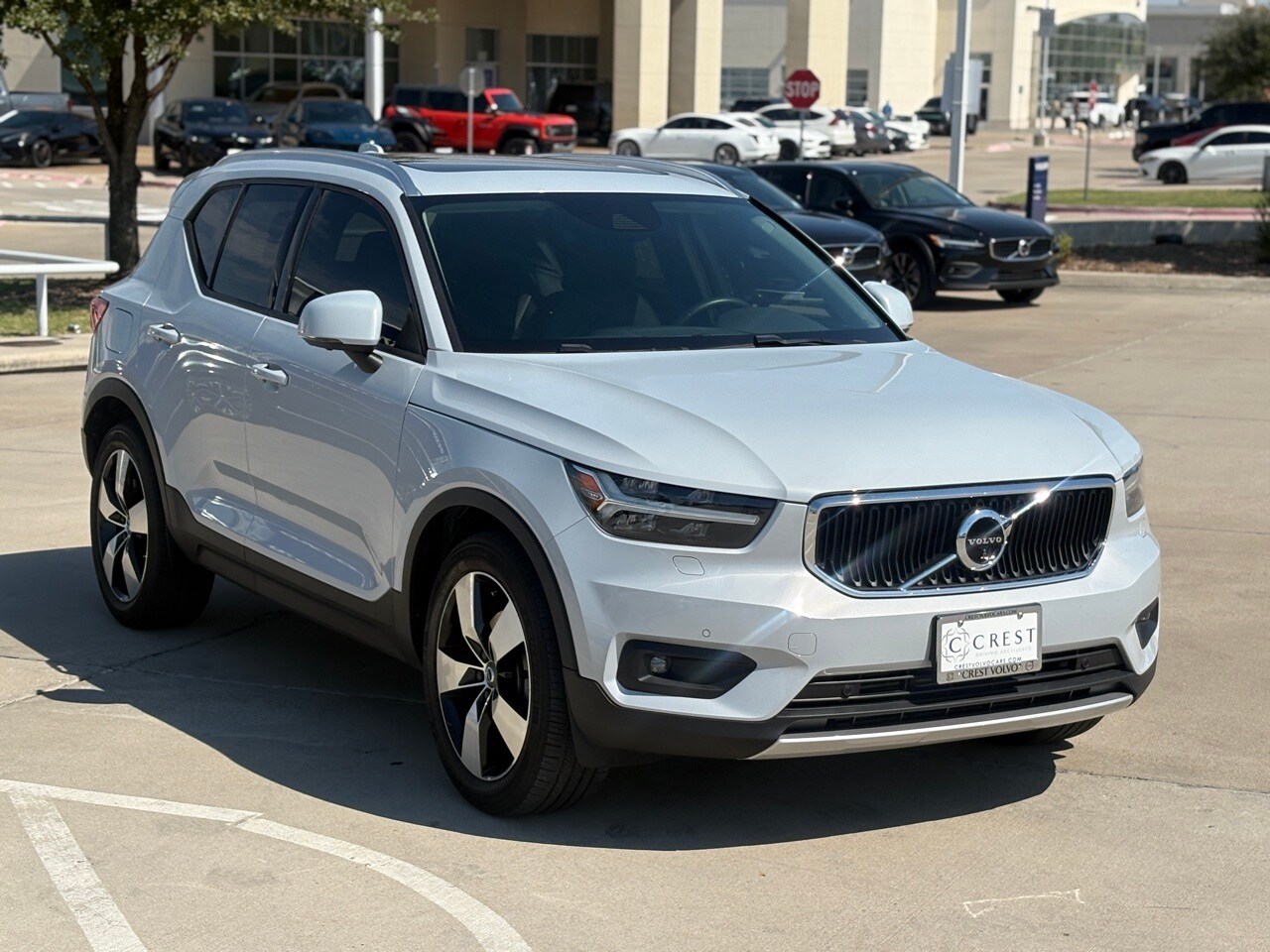2020 Volvo XC40 Momentum photo 2