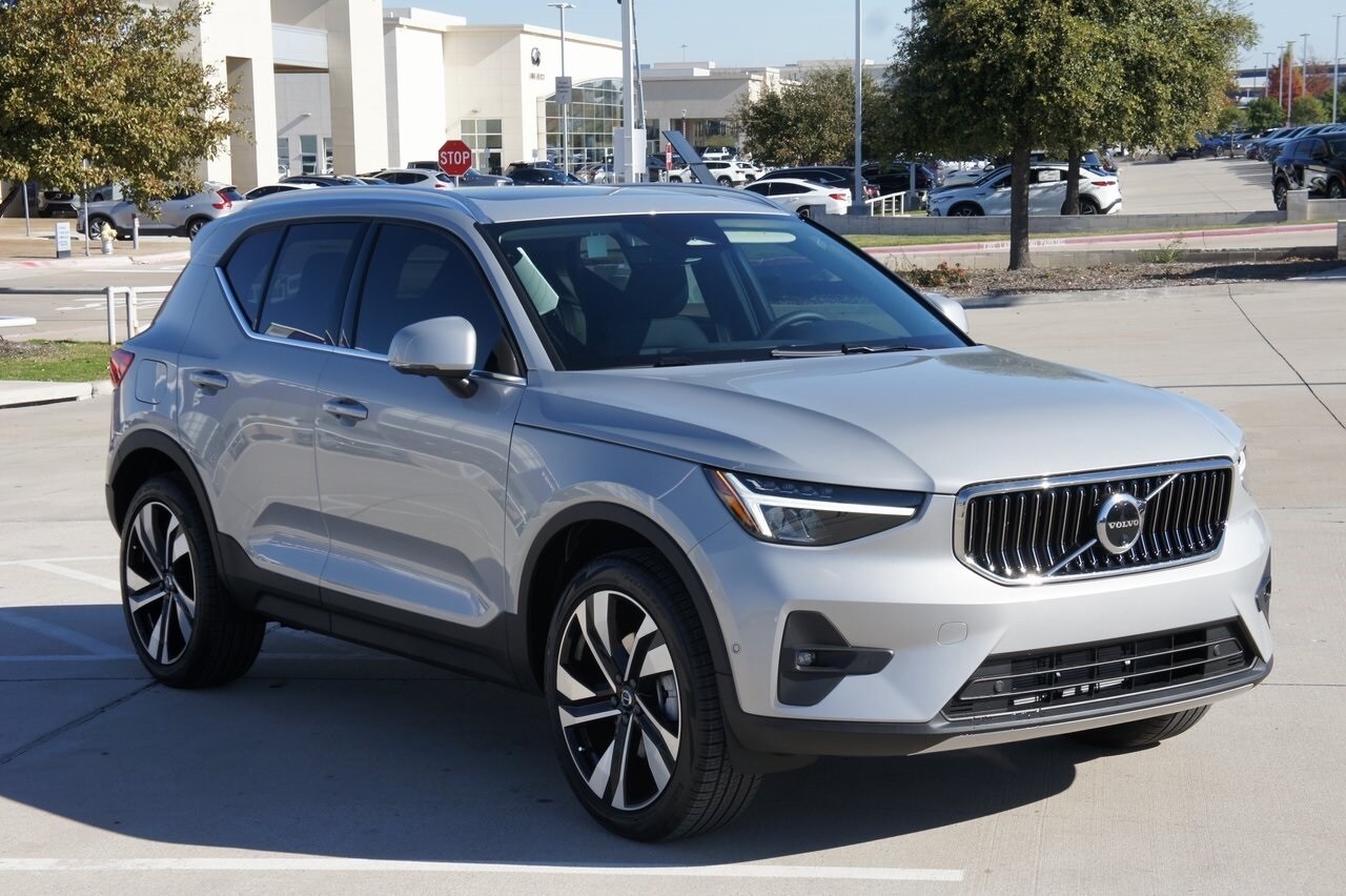 2025 Volvo XC40 Plus photo 3