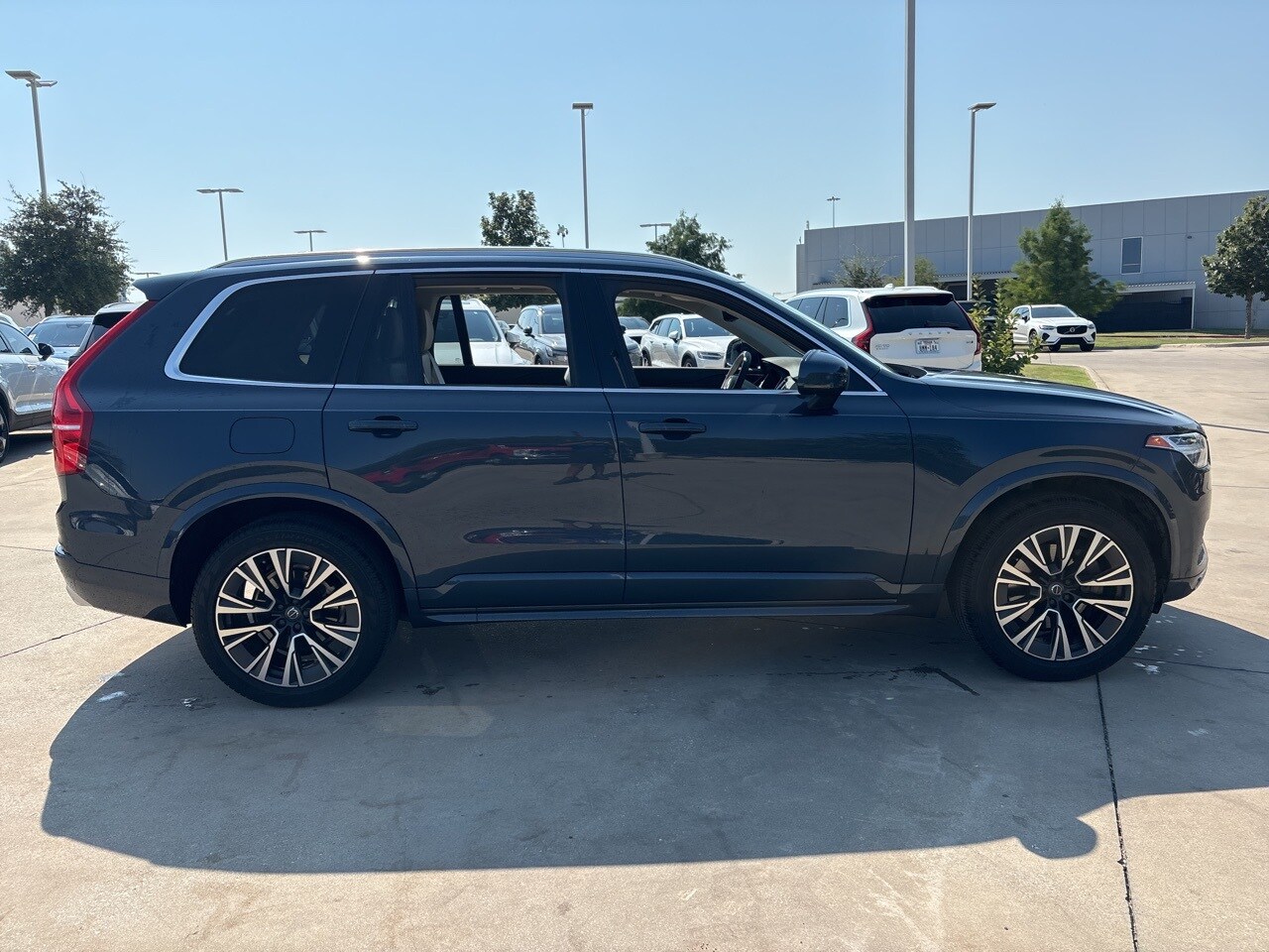 2020 Volvo XC90 Momentum photo 3