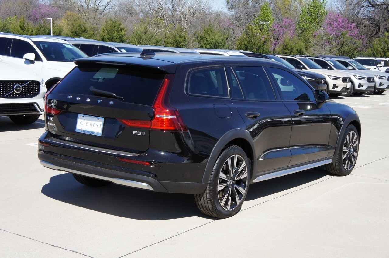 2025 Volvo V60 Cross Country B5 photo 4