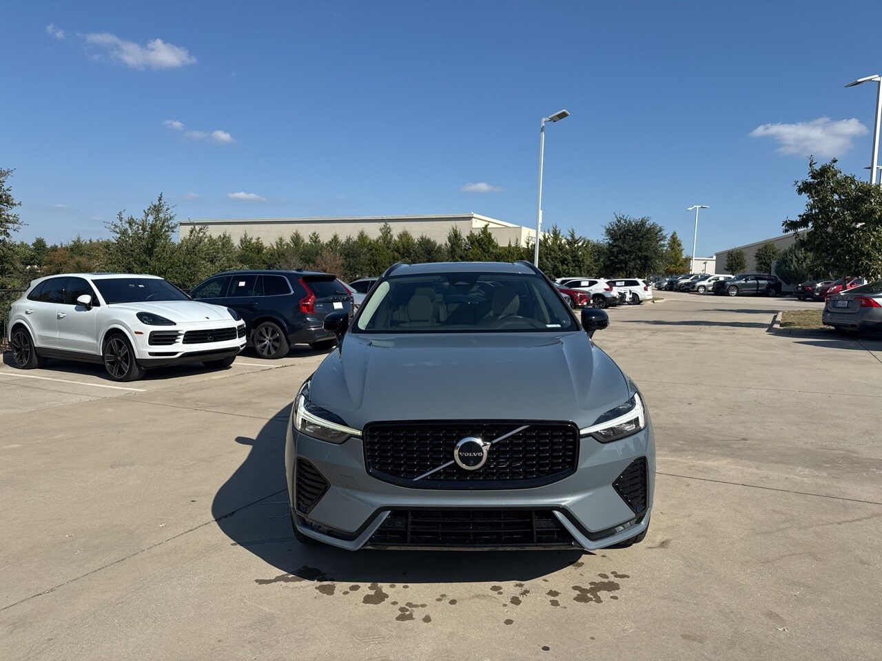 2023 Volvo XC60 B5 Plus photo 2