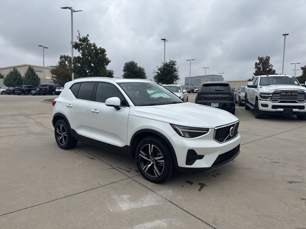 Certified 2025 Volvo XC40 B5 AWD SUV