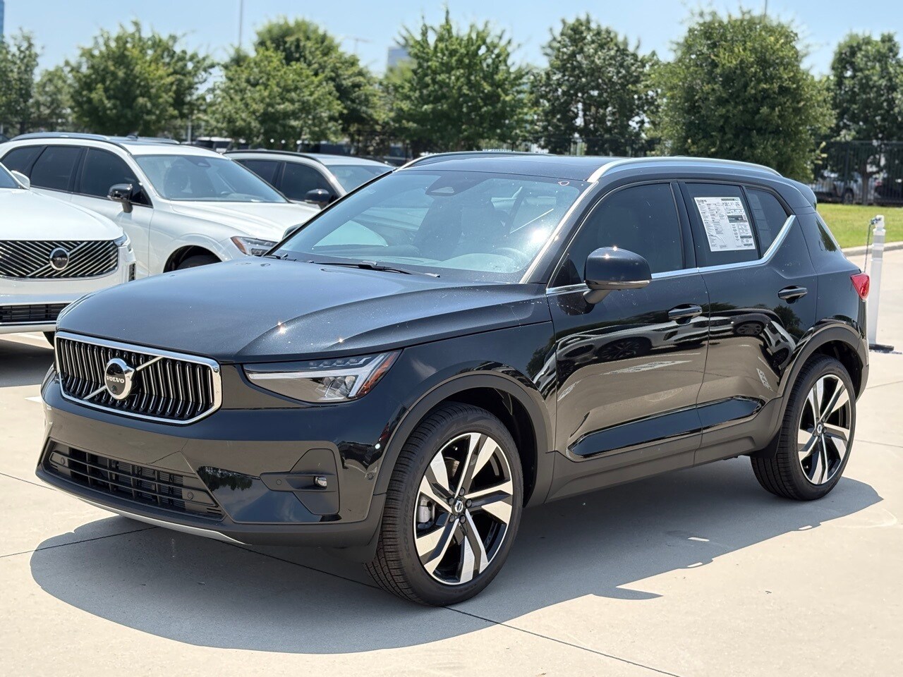 2025 Volvo XC40 Plus photo 2