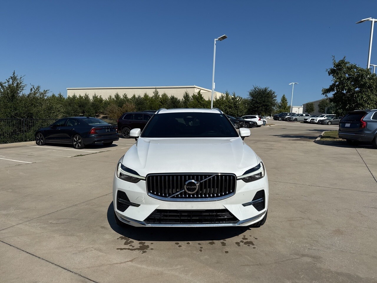 2023 Volvo XC60 B5 Plus photo 2