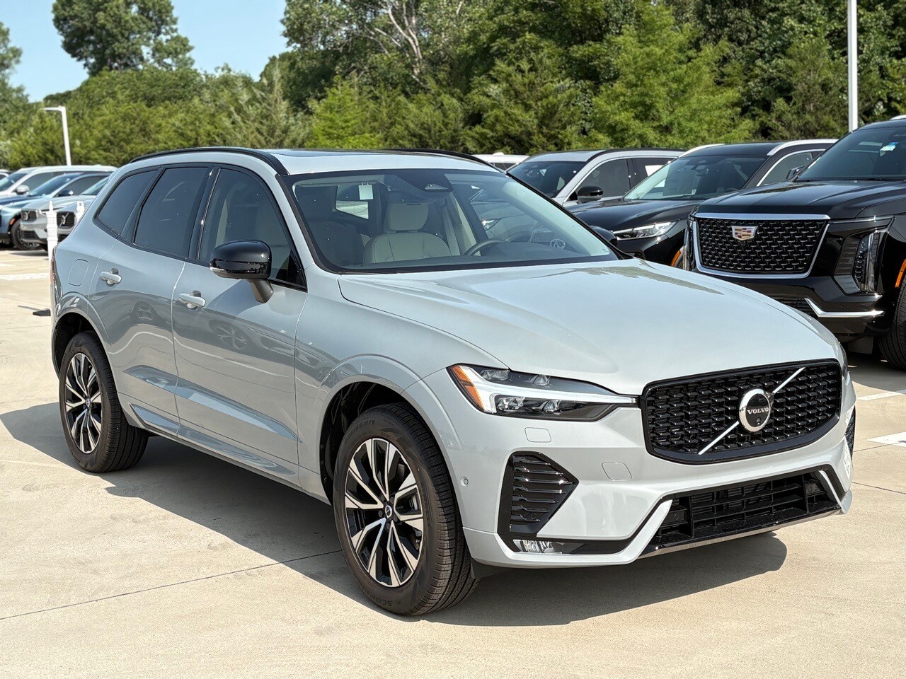 2025 Volvo XC60 B5 Plus photo 3