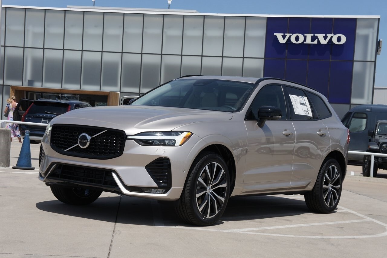 2025 Volvo XC60 B5 Plus photo 2