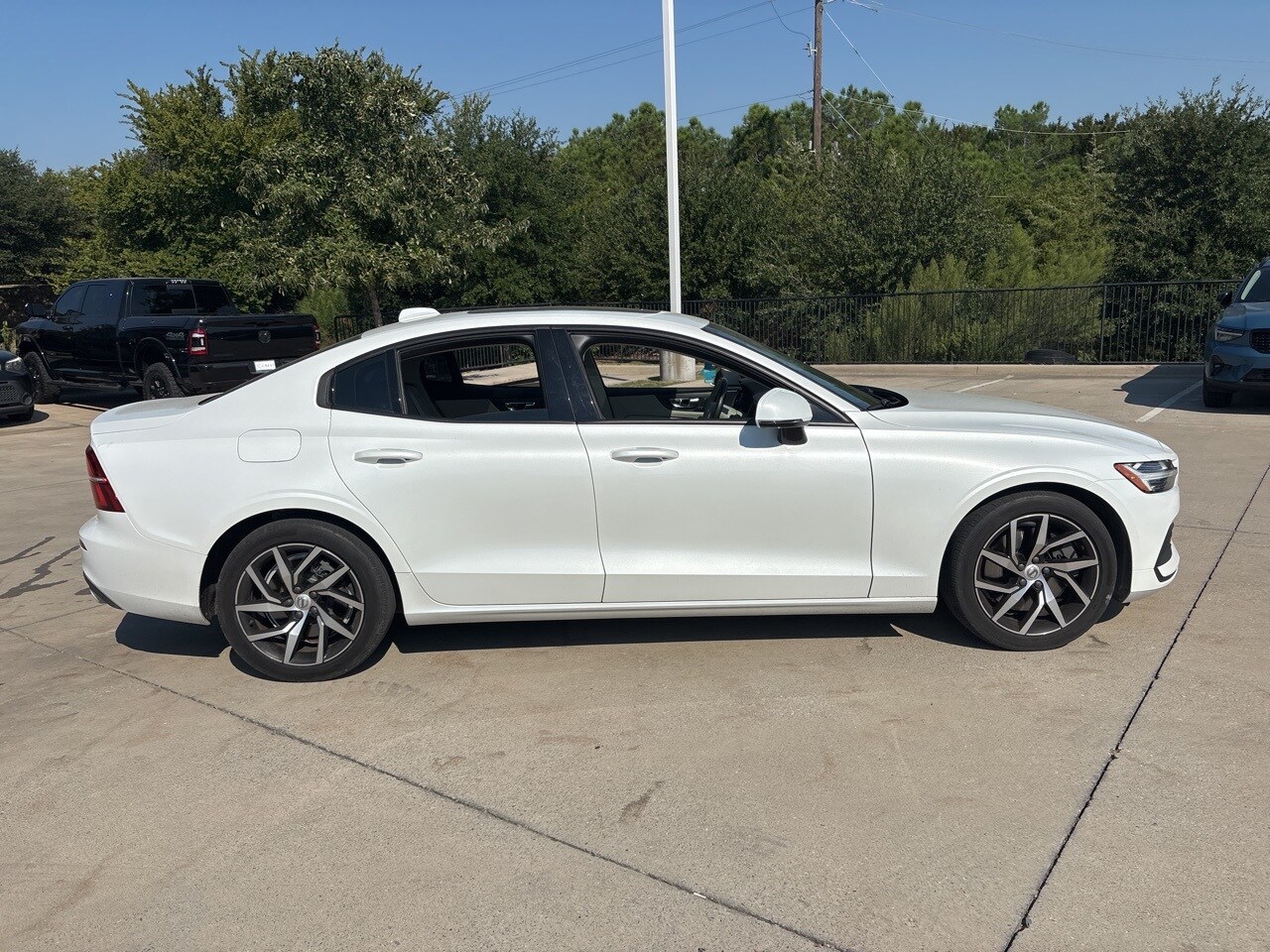 2020 Volvo S60 T6 Momentum photo 4