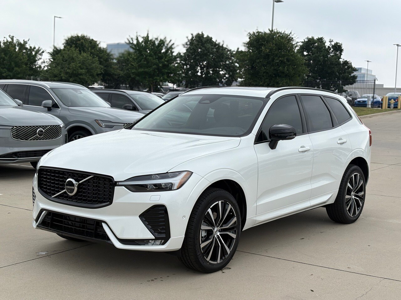 2025 Volvo XC60 B5 Plus photo 2