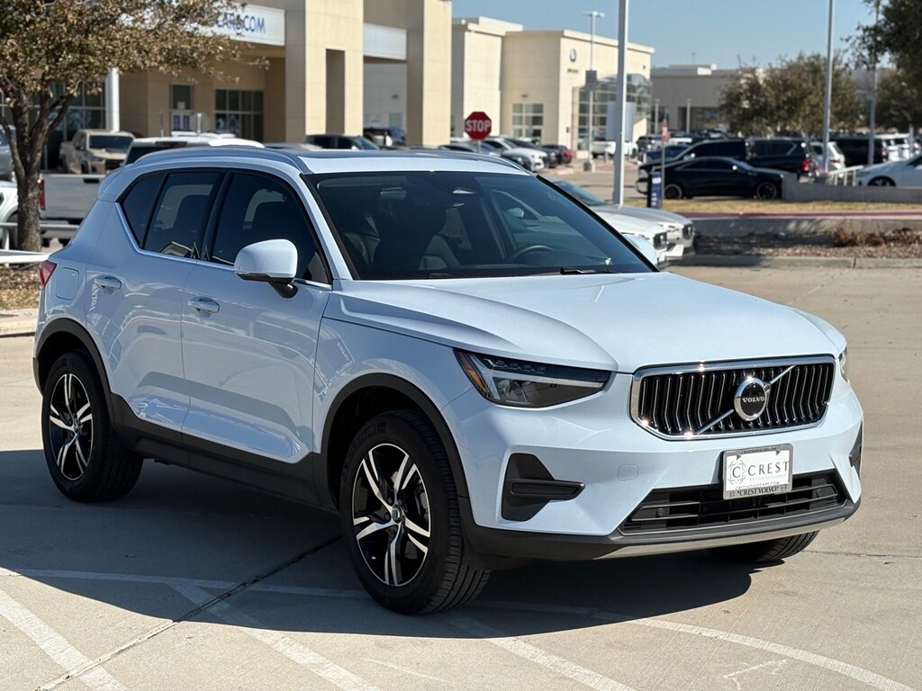 Certified 2025 Volvo XC40 B5 AWD SUV