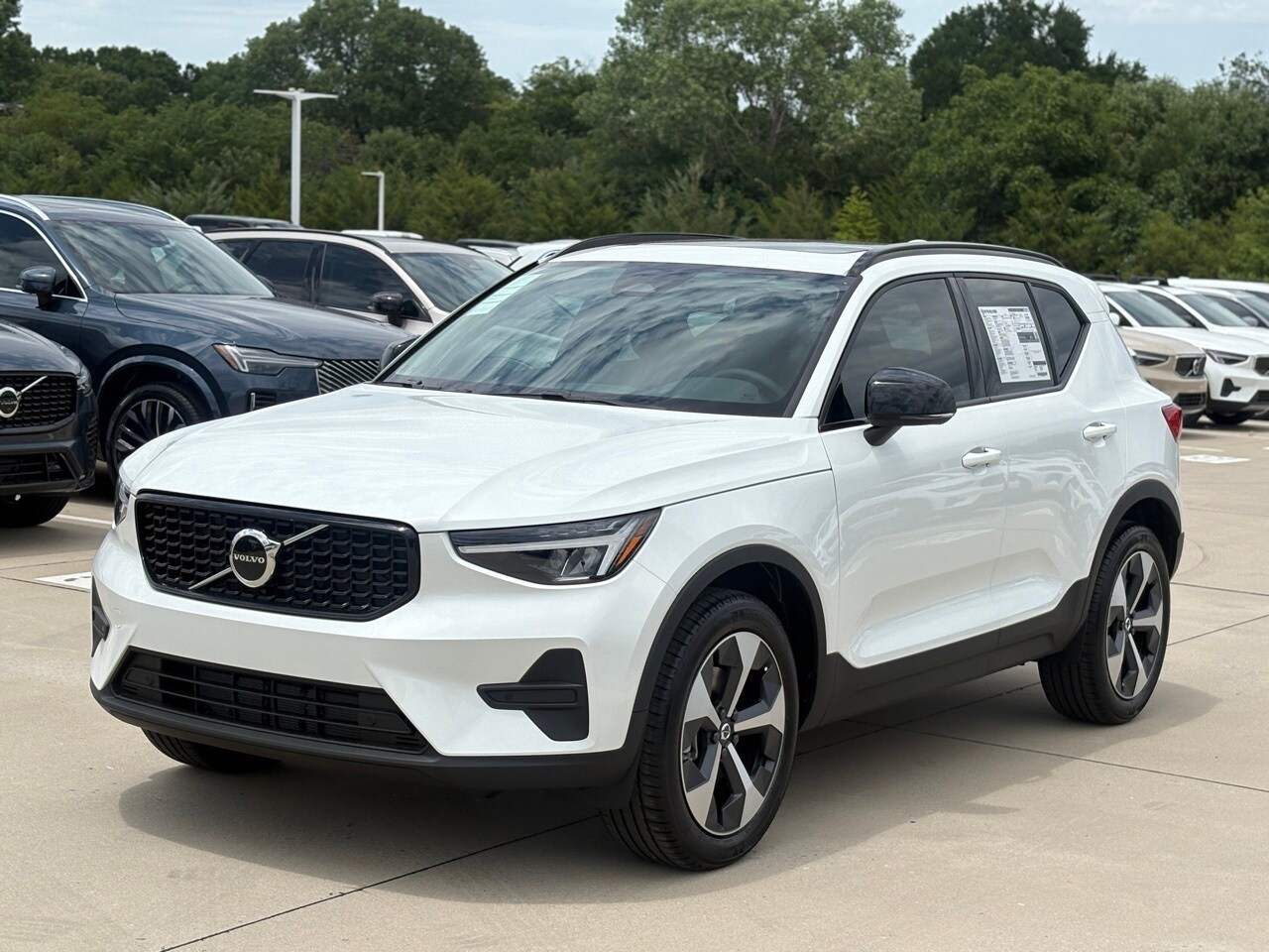2026 Volvo XC40 Core photo 3
