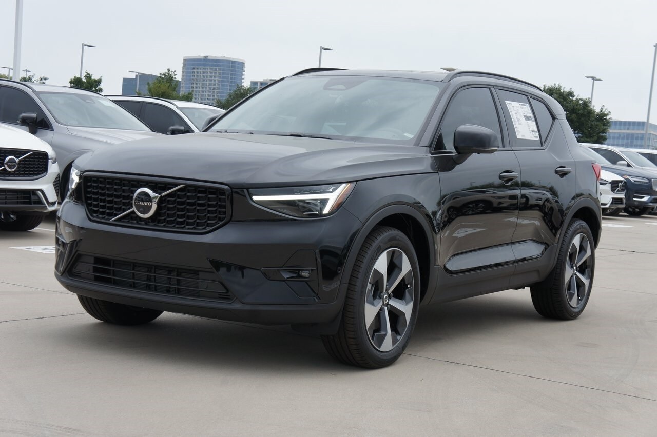 2025 Volvo XC40 Plus photo 2