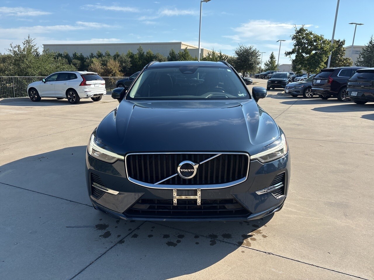2022 Volvo XC60 B5 Momentum photo 2