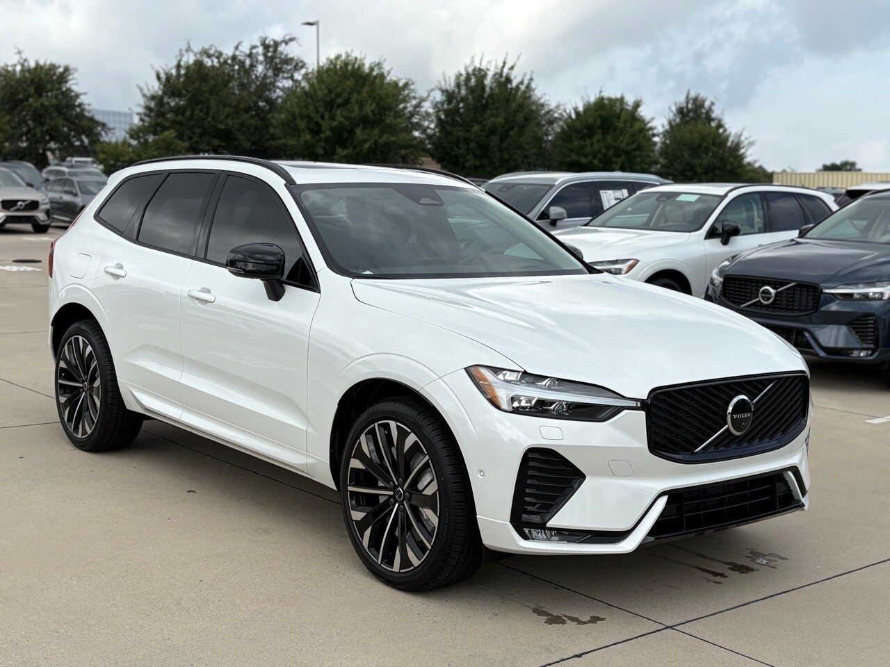 2026 Volvo XC60 B5 photo 3