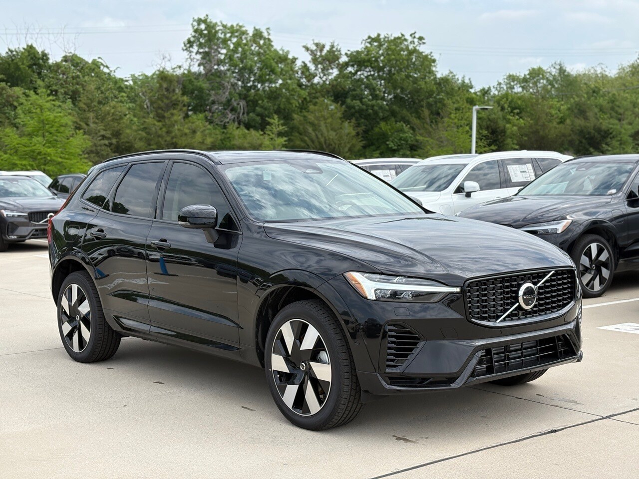 2025 Volvo XC60 Hybrid T8 Plus photo 4
